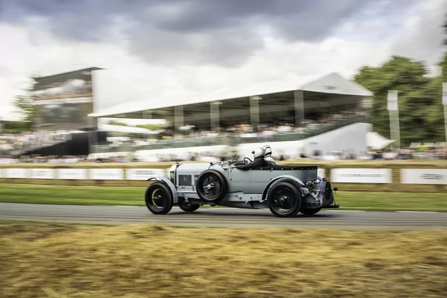 O motor do novo Speed Six será o mesmo da década de 1930, um seis cilindros em linha com 6.6 litros. No entanto, o modelo atual terá um leve aumento de potência, passando de 200 cv para 208 cv.