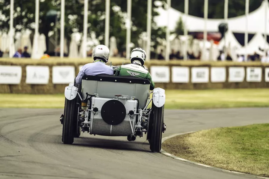 O Speed Six foi um dos carros mais icônicos da Bentley, conhecido por sua vitória em Le Mans. Agora, a marca decidiu recriar o modelo, utilizando tecnologias modernas para manter a fidelidade ao original.