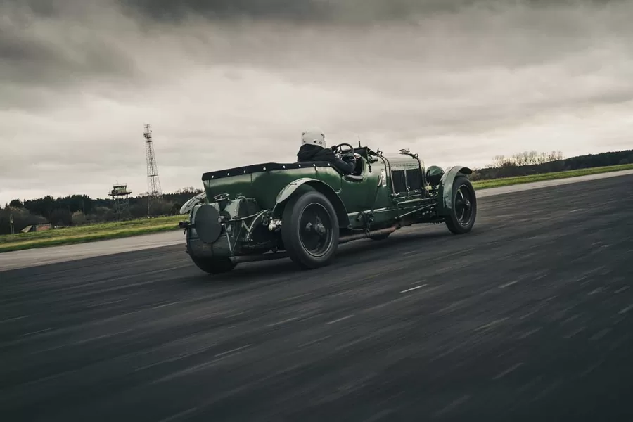 A Bentley anunciou a produção de 12 réplicas do Speed Six, carro que fez história nas 24 Horas de Le Mans em 1930. As réplicas serão produzidas com base no modelo original, mantendo seu design clássico.