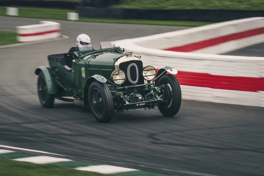 A Bentley finalizou com sucesso os testes do Speed Six Continuation Series. O Car Zero, protótipo principal, percorreu mais de 11.700 km, provando sua durabilidade em diversas condições extremas.