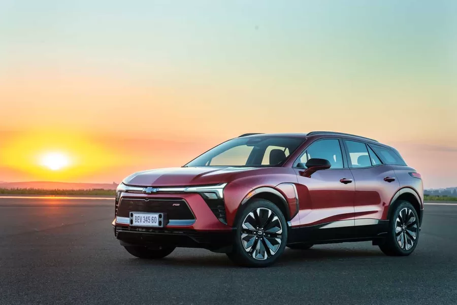 No Brasil, a Chevrolet vende o Blazer EV RS por R$ 495.790. A versão a combustão será descontinuada em 2025, reforçando a transição da marca para veículos elétricos em diferentes segmentos.