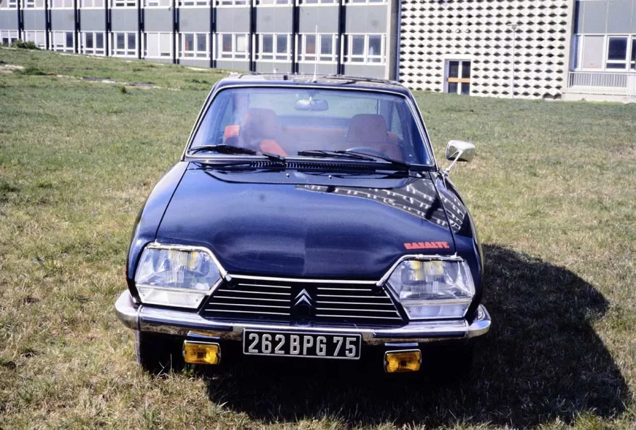 O Citroën Basalt é o primeiro SUV coupé da marca na América do Sul. Inspirado na rocha basalto, ele promete aliar robustez e inovação, trazendo um design arrojado e funcionalidades modernas.