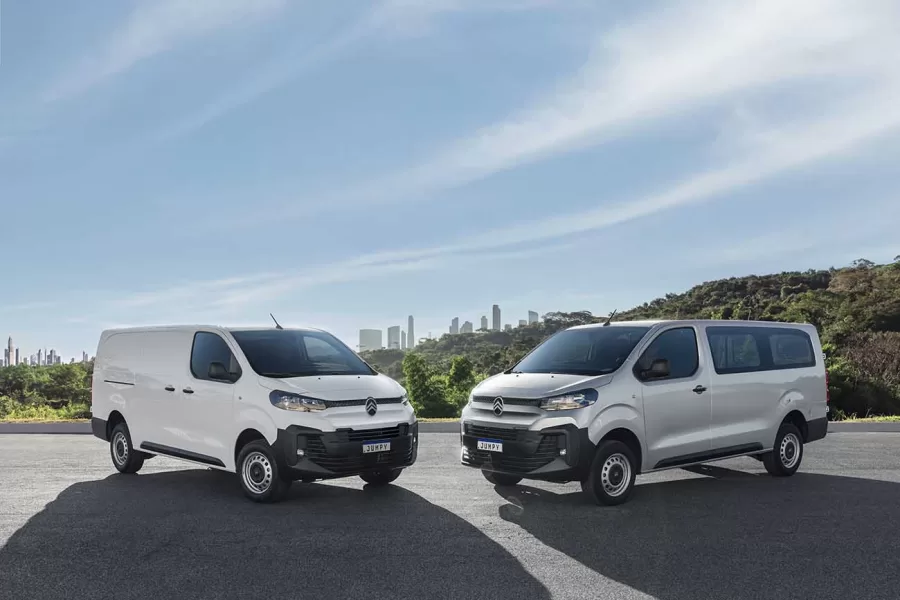 O Citroën Jumpy 2025 chega ao mercado brasileiro com um design atualizado, trazendo o novo logotipo da Citroën, além de melhorias no interior e na estrutura externa para mais eficiência no transporte.