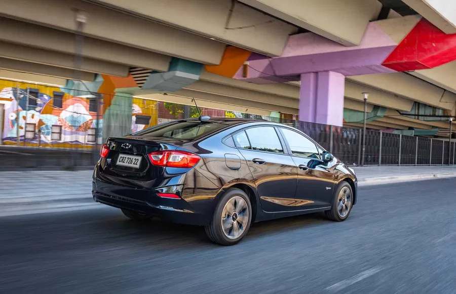 Lançado em 2011, o Chevrolet Cruze chegou ao Brasil como substituto do Vectra e do Astra, consolidando-se no segmento de sedãs médios, onde competiu com modelos como Corolla e Civic.