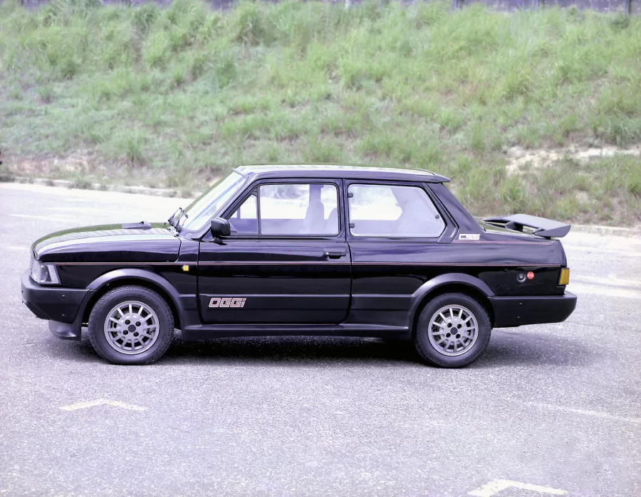 Sedã compacto derivado do Fiat 147, lançado em 1983. Apesar de sua curta trajetória, ofereceu mais espaço no porta-malas, atendendo a quem preferia sedãs.