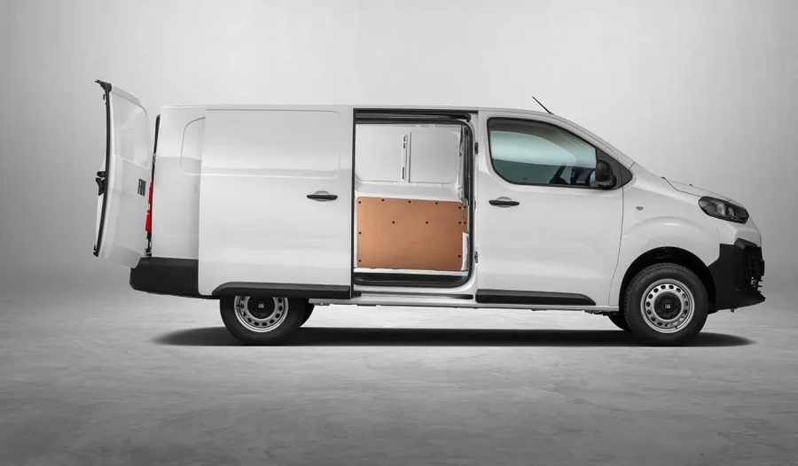 Com PBT de 3.212 kg, o Fiat Scudo 2025 transporta até 1,5 tonelada e possui baú de carga de 6,1 m³, mantendo a agilidade para o transporte em áreas urbanas e operações logísticas.