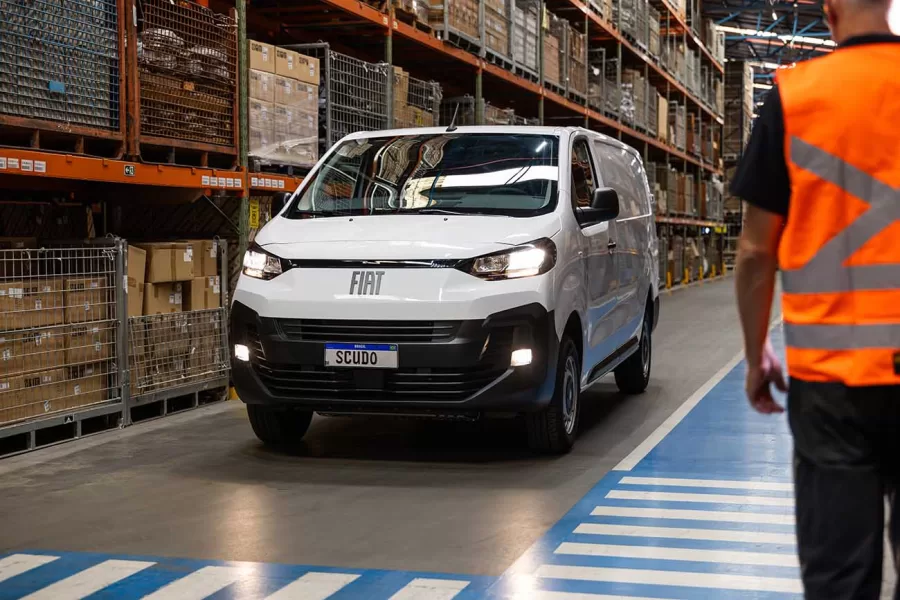 O Fiat Scudo 2025 traz um design renovado, com para-choques e faróis redesenhados, além de uma nova grade do radiador, reforçando a modernidade do modelo no mercado de utilitários.