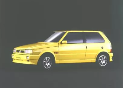 Produzido até 1996, o Uno Turbo se destacou pela potência de 118 cv e 17,5 kgfm de torque. A aceleração de 0 a 100 km/h em 9,2 segundos o posicionava entre os mais rápidos da época.