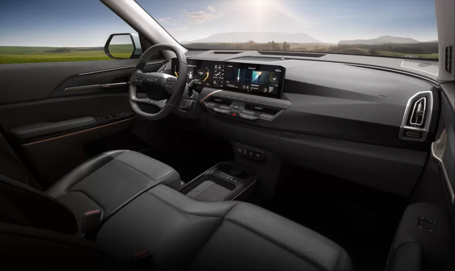 O espaço interno do Kia EV5 é pensado para oferecer conforto e praticidade, inspirado em um conceito de lounge. Ele proporciona uma experiência envolvente, ideal para viagens em família.