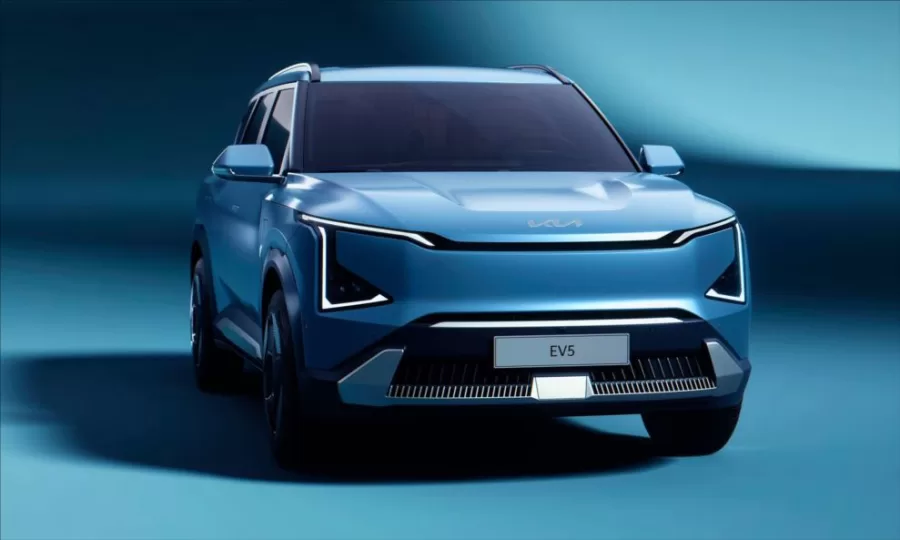 Com design inspirado na filosofia “opostos unidos”, o Kia EV5 apresenta linhas fortes e modernas. A grade frontal e a silhueta robusta são marcas de um SUV que combina estética com funcionalidade.