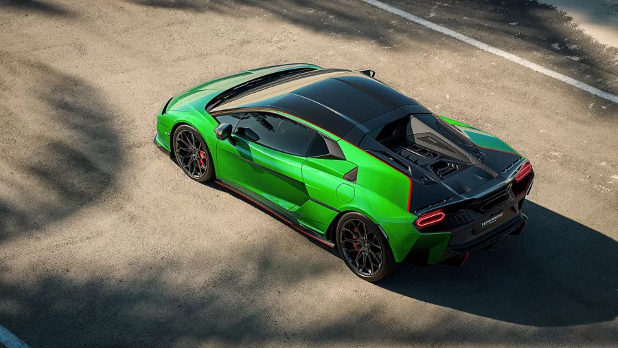 O sistema híbrido do Lamborghini Temerario é composto por um motor V8 twin-turbo e três motores elétricos, resultando em uma potência combinada de 907 cv e uma experiência de direção poderosa.