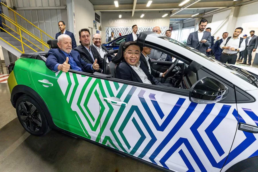 Na visita à fábrica, Lula conheceu o Renault Design Center Latam, onde são criados novos projetos. A Renault reafirmou seu compromisso com o Brasil e os investimentos até 2025.