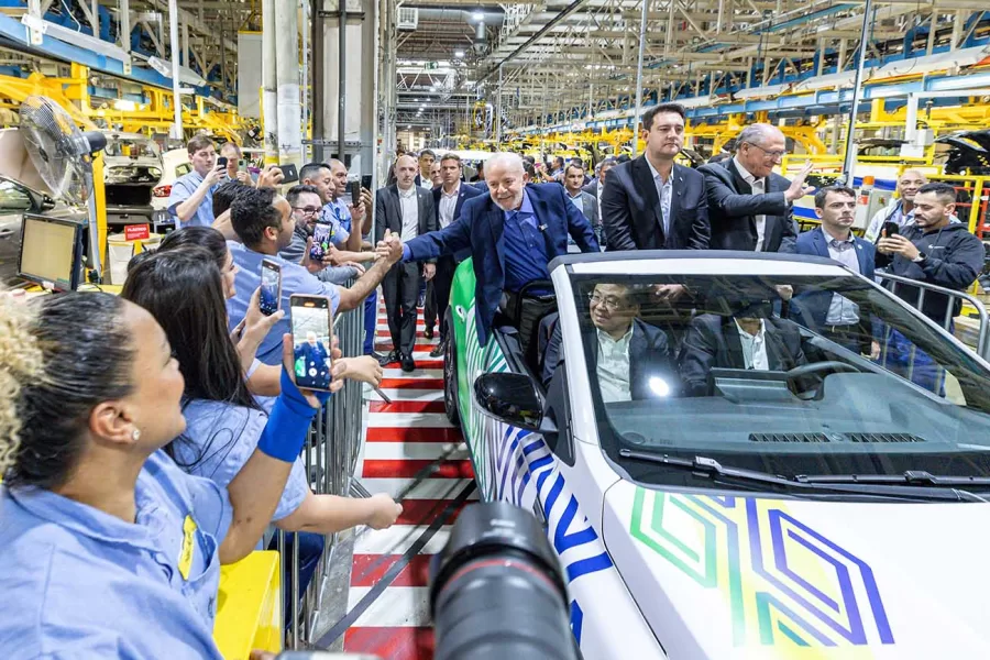 O presidente Lula visitou a fábrica da Renault em São José dos Pinhais (PR), onde foi apresentado ao Renault Kardian conversível, criado exclusivamente para o evento, marcando o fortalecimento da parceria.