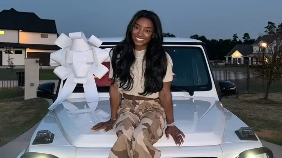 Simone Biles comprou um Mercedes-Benz G 550 2025 após suas vitórias na Olimpíada de Paris-2024. O veículo de luxo reflete seu sucesso e é conhecido pelo desempenho off-road e design robusto - Foto: reprodução / Instagram