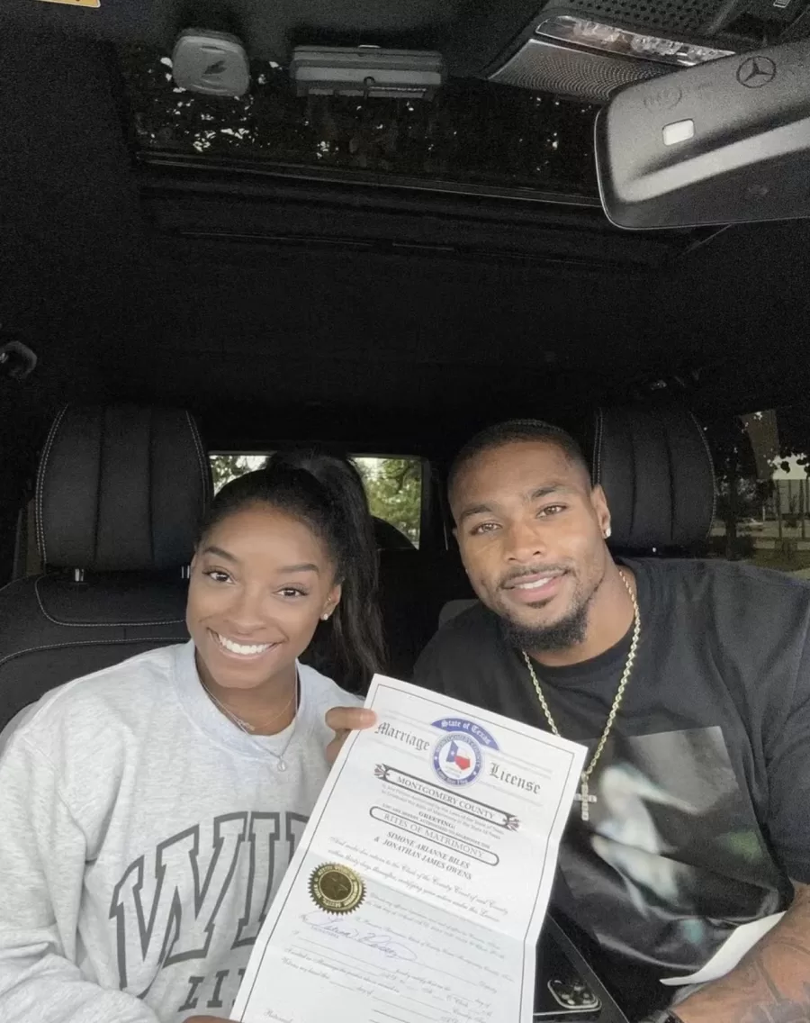 Simone Biles e Jonathan Owens compartilham foto com certidão de casamento dentro de um Mercedes-Benz Classe G 500.