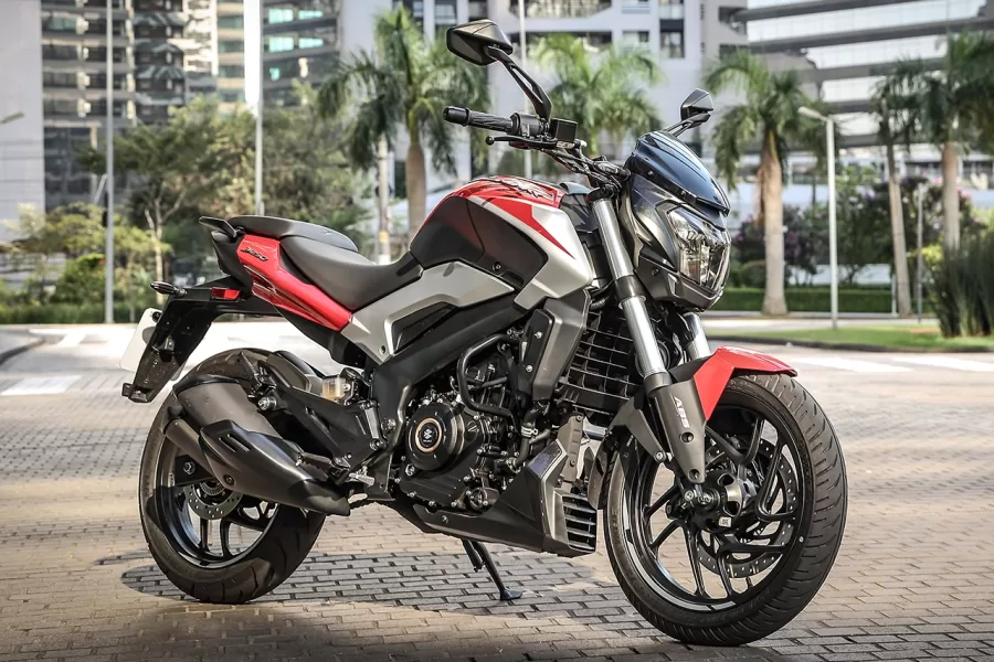 A Bajaj Dominar 250, fabricada no Brasil, estará disponível em breve. Com motor de 248,77 cc, potência de 27 cv e design robusto, ela promete ser uma opção atraente para o mercado brasileiro.