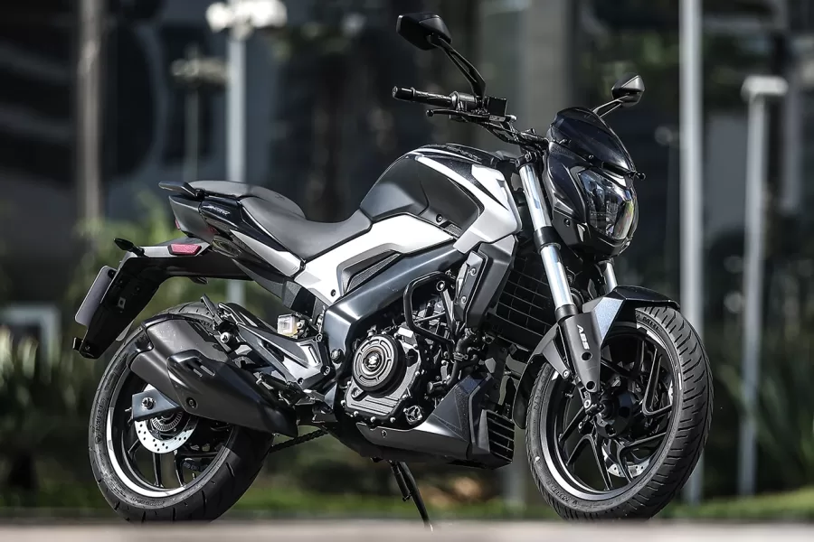 Disponível nas cores preta com prata e vermelha com preto, a Bajaj Dominar 250 combina design moderno e robusto, atraindo motociclistas que buscam estilo e desempenho.