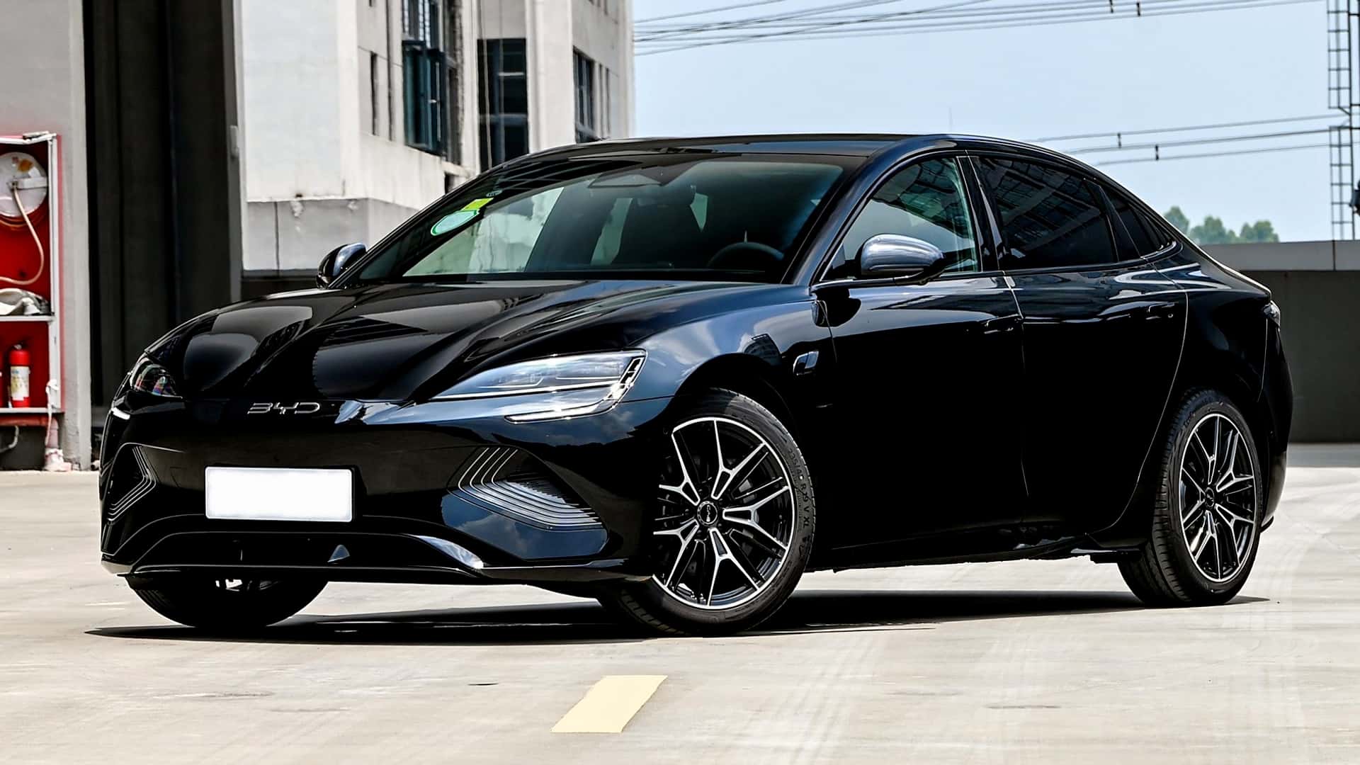 Dois motores elétricos entregam 530 cv e 60,2 kgfm, força suficiente para levar o sedan de 0 a 100 km/h em apenas 3,8 segundos.