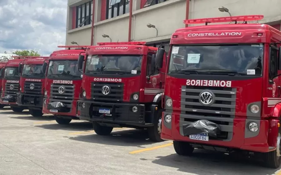 A Volkswagen Caminhões e Ônibus celebra dez anos de parceria com o Corpo de Bombeiros de São Paulo, fornecendo veículos adaptados para operações de salvamento e resgate, destacando-se pela eficiência.