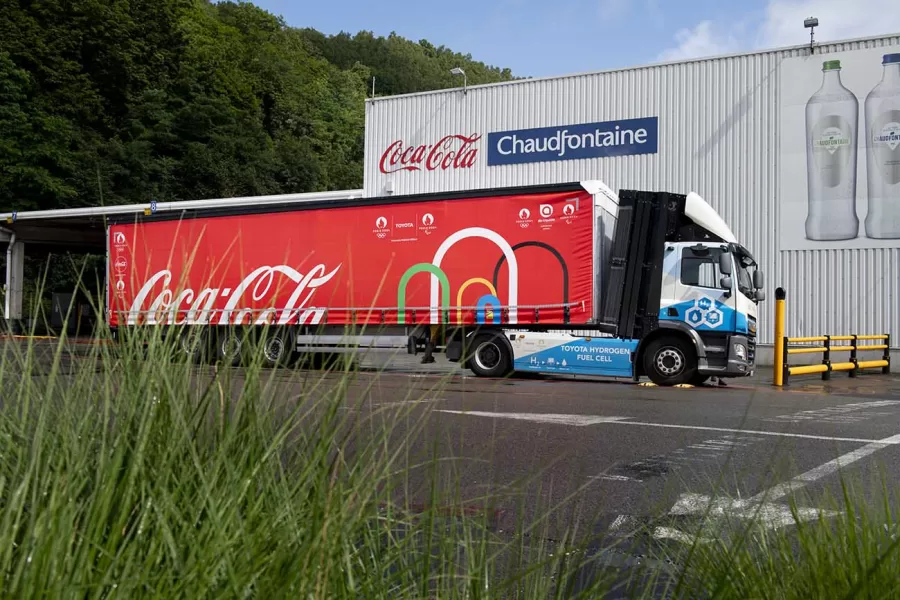 Toyota, Coca-Cola e Air Liquide iniciaram um projeto piloto para testar caminhões movidos a hidrogênio, visando reduzir emissões no transporte de longa distância.