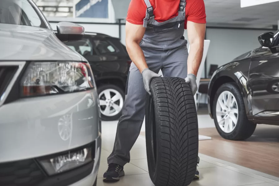 Escolher o pneu e a roda certos envolve considerar especificações do fabricante, tipo de uso, clima e compatibilidade, garantindo segurança e desempenho ideal para o carro.