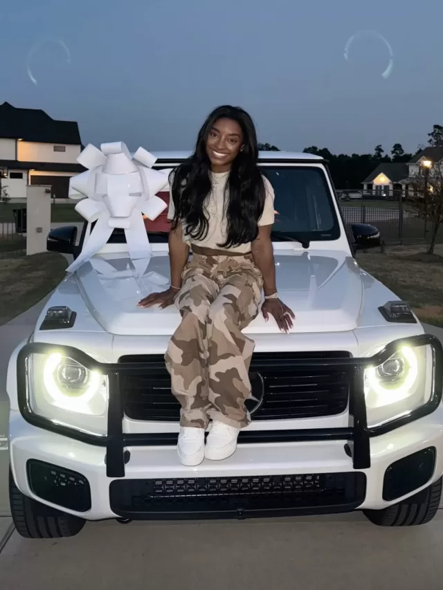 Simone Biles comprou um Mercedes-Benz G 550 2025 após suas vitórias em Paris-2024. O SUV de luxo é conhecido pelo desempenho off-road e design icônico, refletindo seu sucesso.