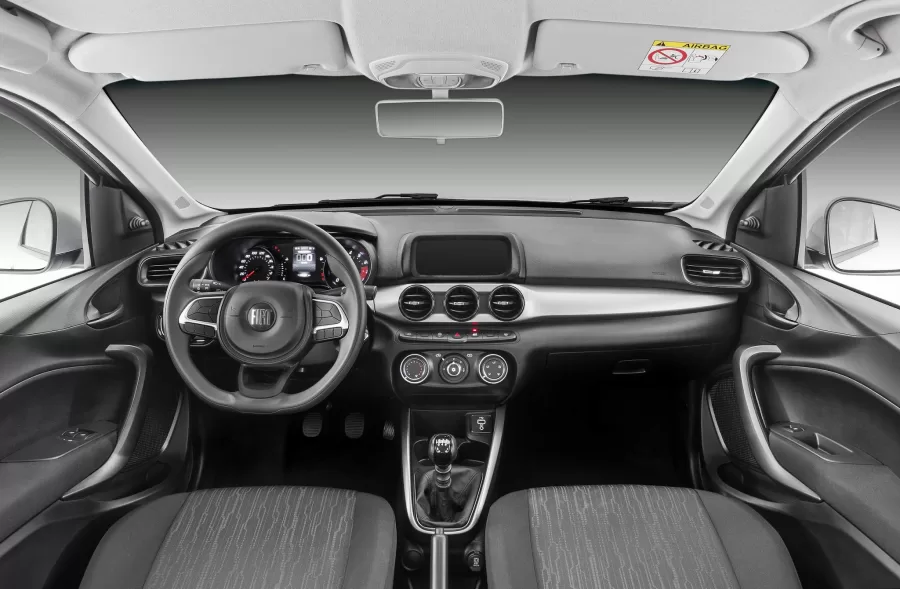 O interior acomoda 5 ocupantes com conforto. Inclui ajuste de altura do volante, cintos de segurança reguláveis e um sistema de ar-condicionado eficiente, oferecendo uma experiência de condução agradável.