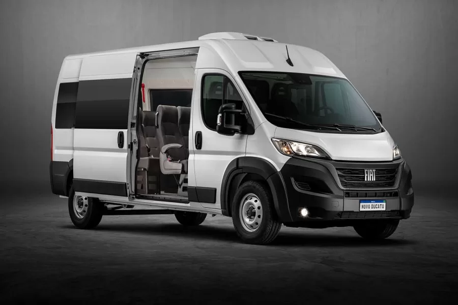 A Fiat lançou a linha 2025 do Ducato, com destaque para a nova versão Luxo. O modelo tem configuração de 15+1 lugares e é equipado com diversos itens de série, incluindo ar-condicionado e piloto automático.