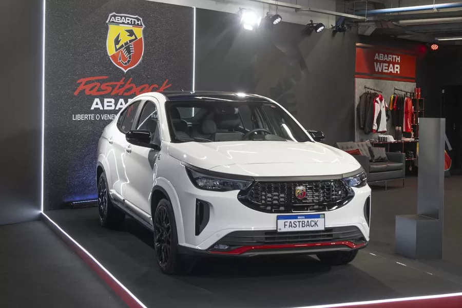 A versão Abarth do Fastback 2025 tem motor 1.3 turbo de 185 cv, câmbio automático de 6 marchas e visual esportivo. Oferece desempenho ágil, mas o consumo é alto e falta tração integral.