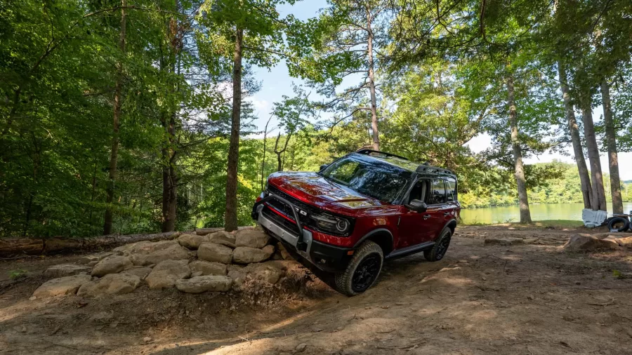 No Brasil, o lançamento do Bronco Sport 2025 está previsto para o próximo ano. O modelo será importado do México e é esperado que mantenha a versão Wildtrak com tração 4x4.