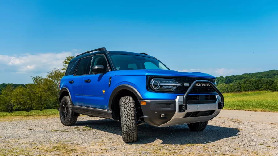 A Ford revelou o Bronco Sport 2025 com tração integral em todas as versões. O SUV agora oferece o pacote off-road Sasquatch, com pneus de 29 polegadas, além de melhorias tecnológicas.