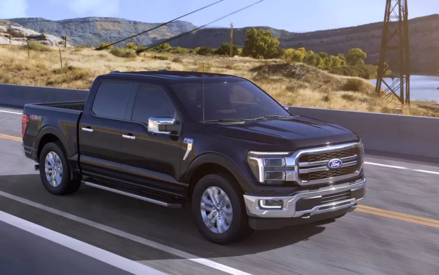 A Ford confirmou a chegada da F-150 reestilizada no Brasil. A picape será oferecida na versão Lariat, e um vídeo recente indicou a possível inclusão da variante esportiva Raptor no mercado nacional.