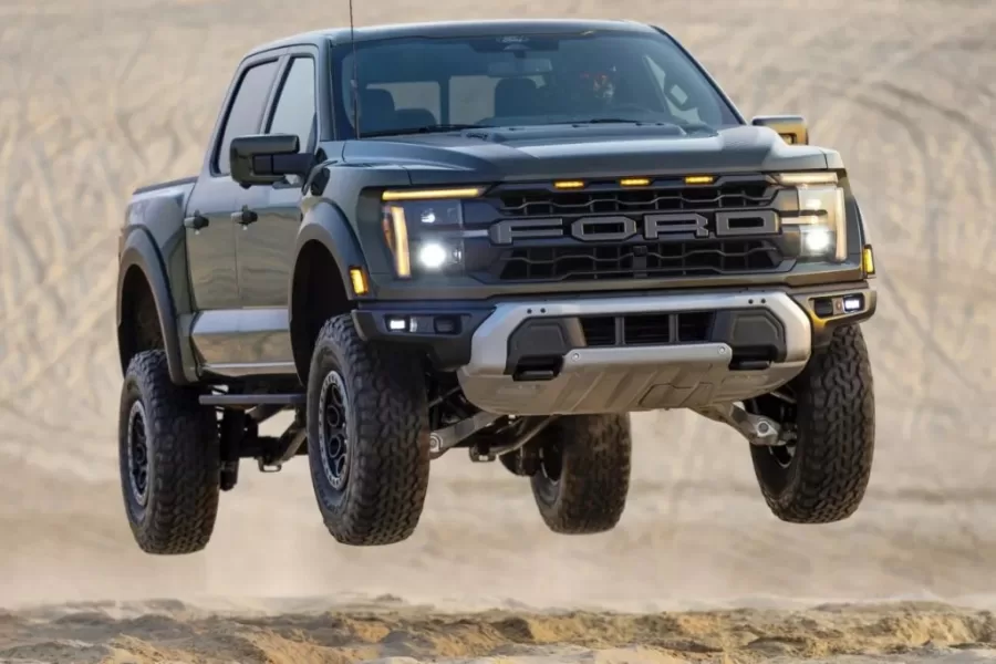 O preço da F-150 Raptor no Brasil pode ultrapassar os R$ 600 mil, considerando as melhorias tecnológicas e mecânicas. Já a versão Lariat é vendida a partir de R$ 479.990.