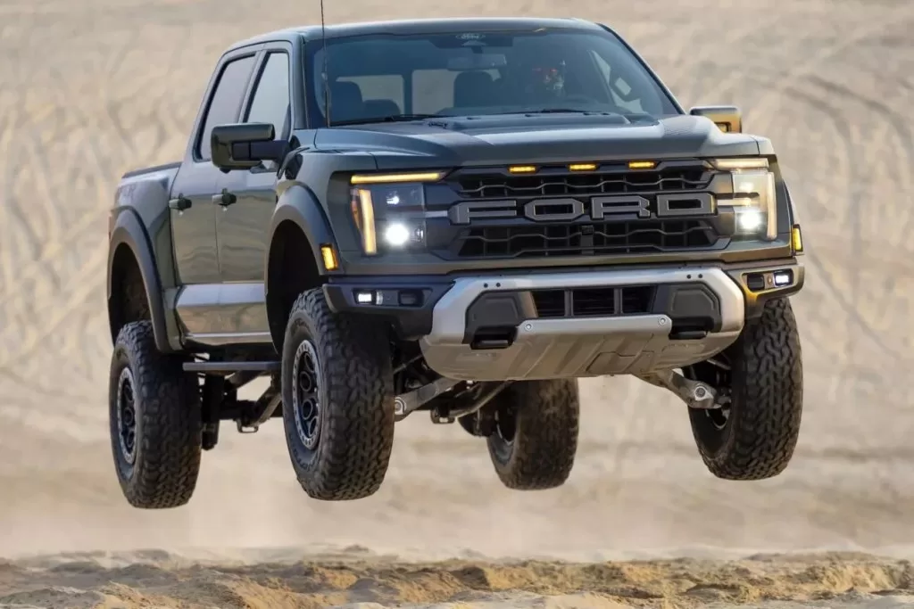 Ford F-150 Raptor chega ao Brasil com V6 biturbo de 456 cv, tração 4x4, câmbio automático de dez marchas e suspensão Fox para uso severo fora do asfalto.