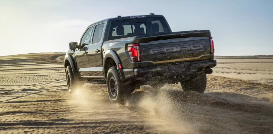 Com motorização V6 biturbo de até 462 cv, a versão Raptor da F-150 promete alto desempenho, enquanto a Lariat mantém o motor V8 aspirado de 5.0 litros, garantindo potência e performance robusta.