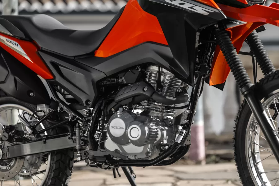 A Honda NXR 160 Bros 2025 é equipada com um motor de 162,7 cm³, adaptado às normas PROMOT 5. Essa atualização garante que o modelo atenda às exigências ambientais sem comprometer o desempenho.