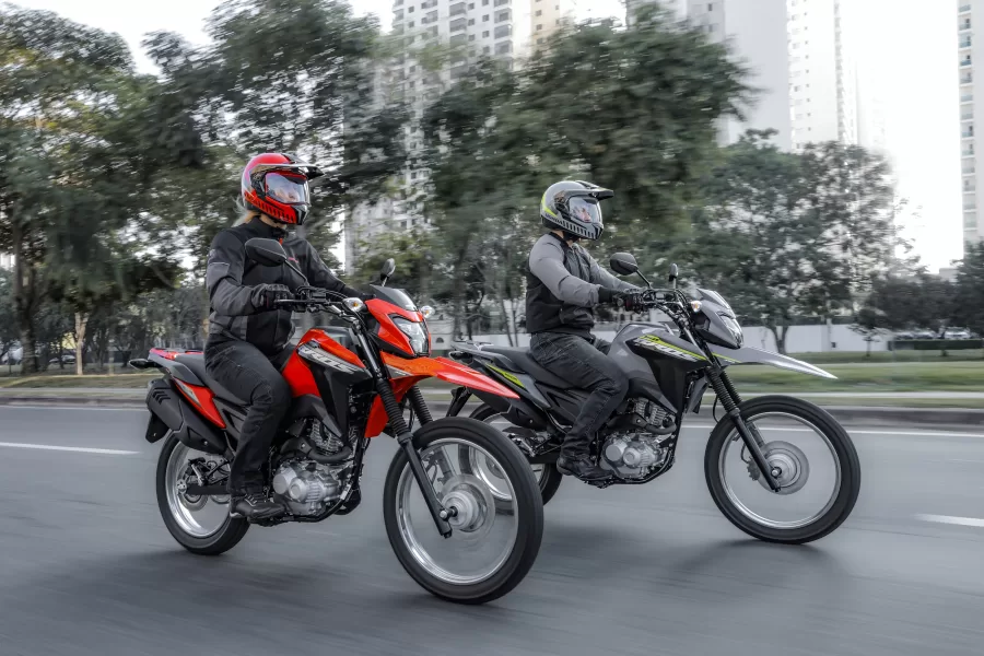 A Honda NXR 160 Bros 2025 apresenta um design renovado, com faróis e lanternas LED que melhoram a visibilidade. Essas atualizações garantem mais segurança durante a pilotagem, especialmente à noite.