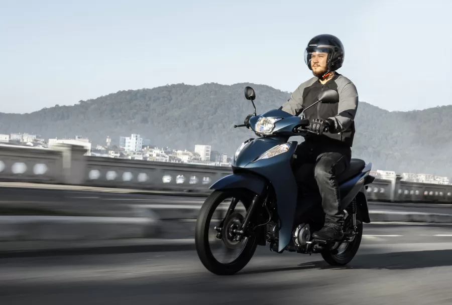 A Honda Biz 2025 chega ao mercado com novo motor de 123,9 cm³, gerando 9,53 cv e 1,03 kgfm de torque, garantindo mais desempenho para o uso urbano e maior eficiência.