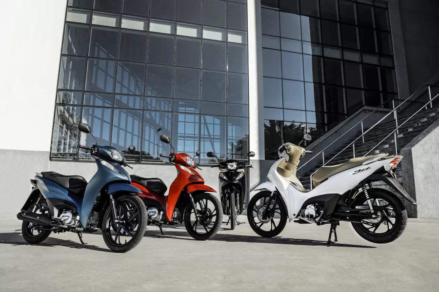 A Honda Biz 2025 chega com um novo motor de 125 cc, oferecendo maior eficiência no consumo de combustível e menores emissões, além de inovações em design que mantêm sua identidade.