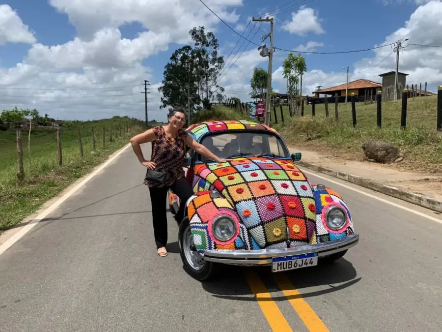 Lucinha, artesã de 67 anos, transformou seu Fusca de 1981 em uma obra de crochê para superar a depressão. A customização se tornou um projeto pessoal que ganhou destaque nas redes sociais - Foto: Reprodução/Instagram @fusca.fuxico