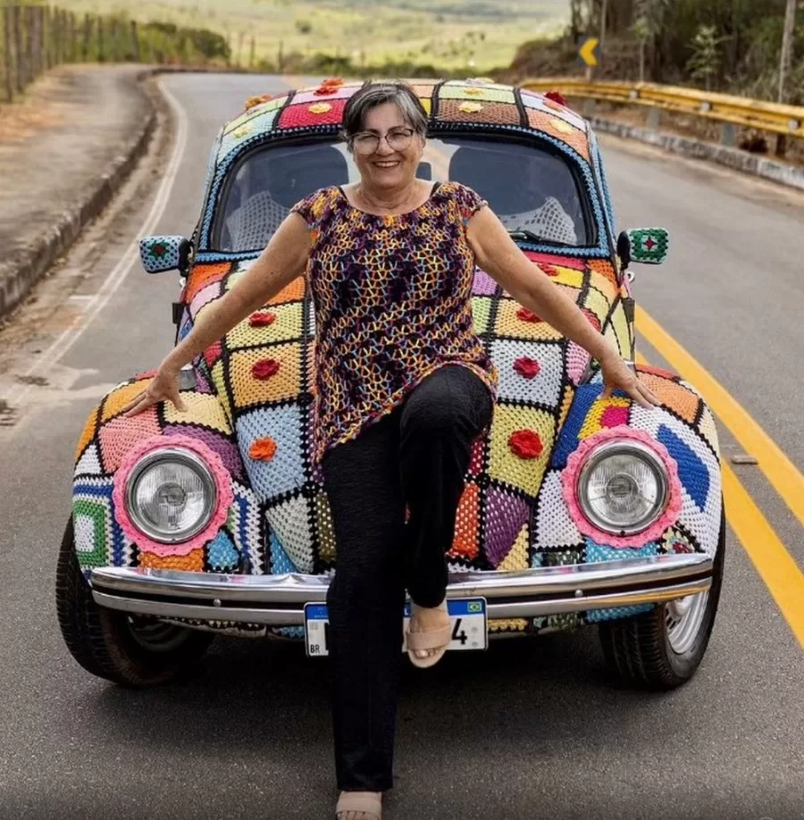 A popularidade do Fusca de crochê nas redes sociais chamou a atenção para a criatividade e resiliência de Lucinha. O carro se tornou um símbolo de sua recuperação emocional.