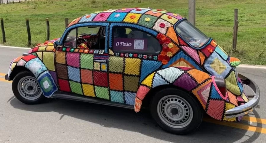 O Fusca, apelidado de Fuxico, tem detalhes de crochê por toda a lataria, incluindo retrovisores, bancos e lanternas. O projeto reflete a paixão de Lucinha pela arte e superação pessoal - Foto: Reprodução/Instagram @fusca.fuxico