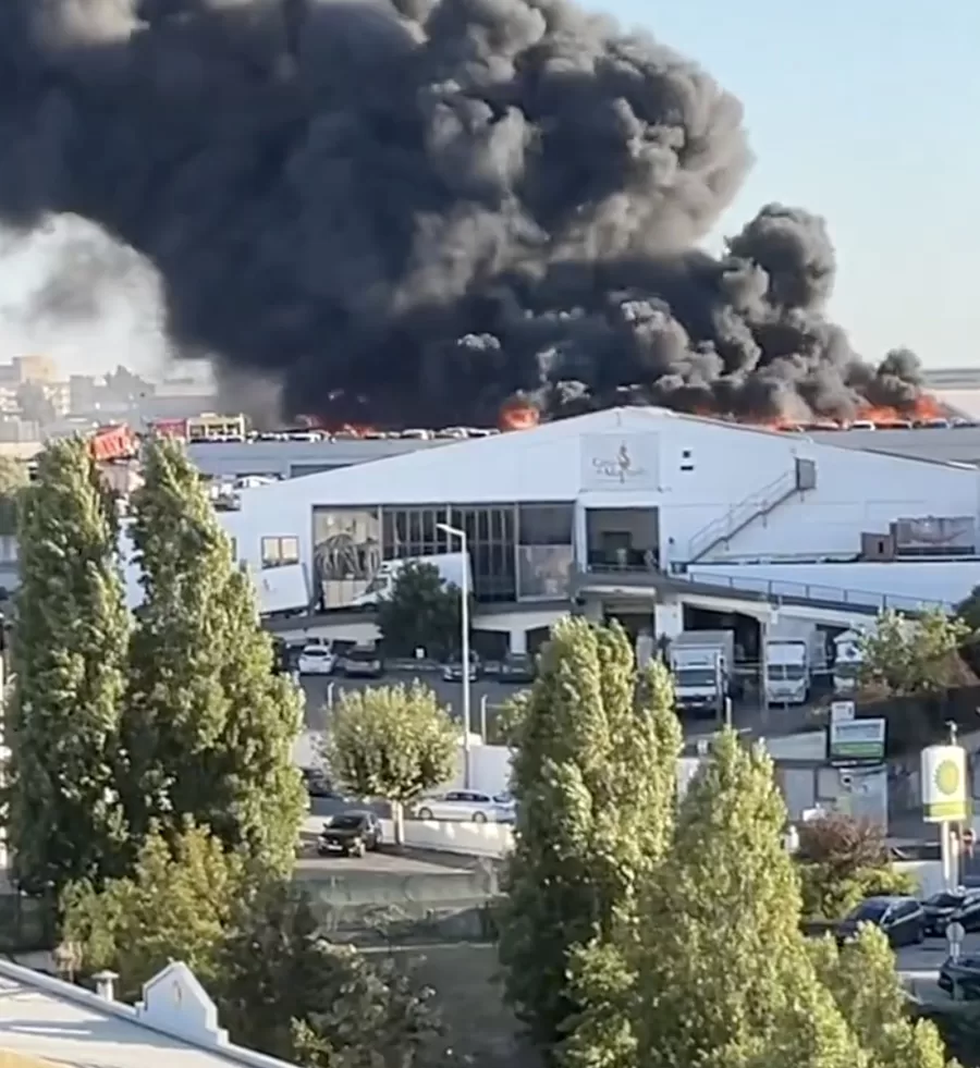 Incêndio em estacionamento no aeroporto de Lisboa pode ter sido causado por carro elétrico