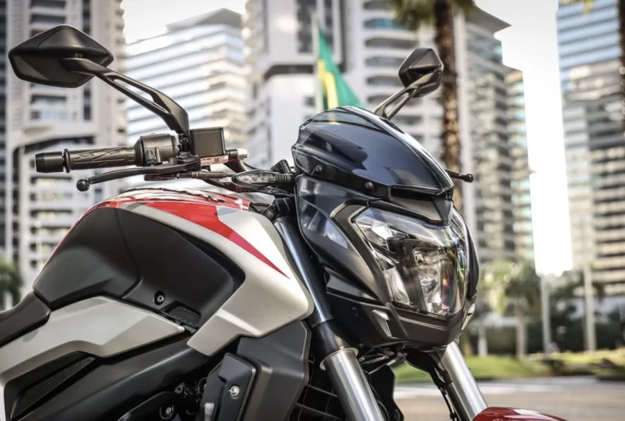 A Bajaj Auto está prestes a lançar sua primeira moto movida a etanol, prevista para setembro na Índia. A iniciativa visa diversificar a oferta de combustíveis alternativos no mercado de mobilidade sustentável.