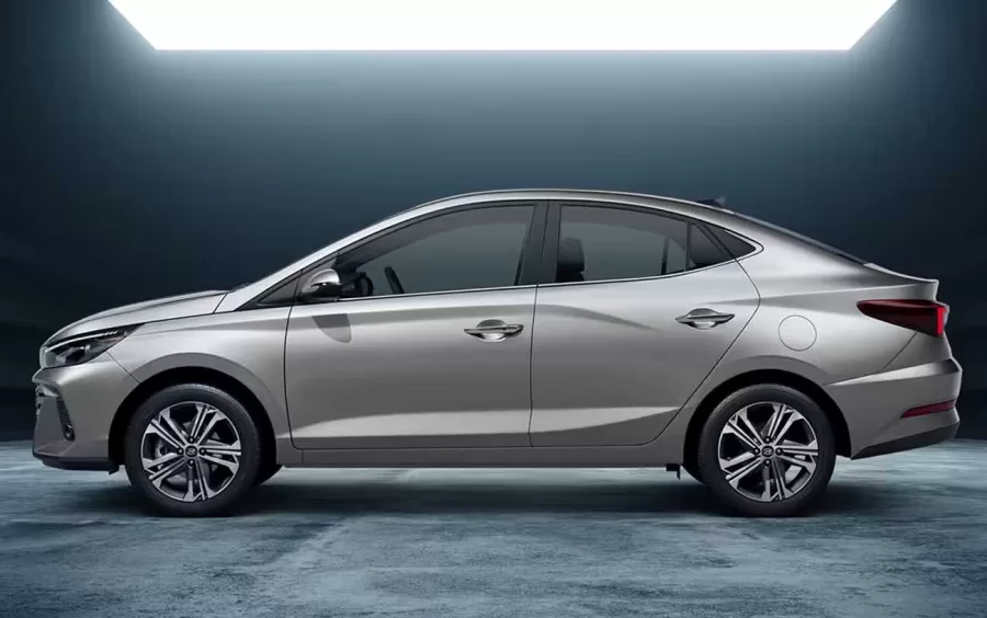 Hyundai HB20S: Com nota "A" em eficiência energética, o carro faz até 15,3 km/l na estrada e 10,8 km/l na cidade com gasolina, destacando-se como um dos mais econômicos de sua categoria.