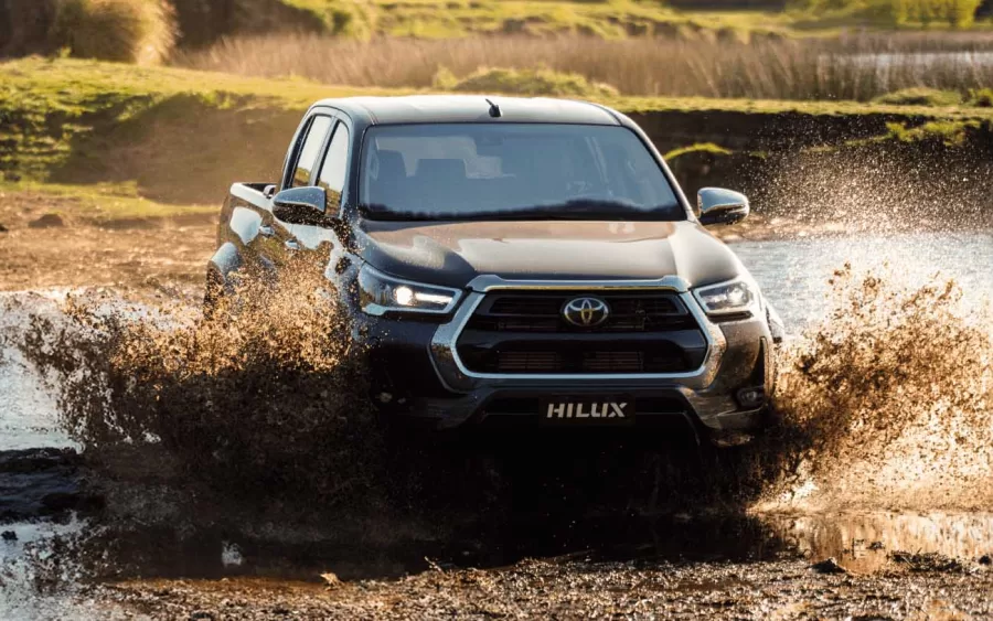 A Toyota Hilux, líder em vendas entre as picapes médias no Brasil, introduziu uma nova versão automática e ajustou os preços de várias configurações na linha 2024. As mudanças incluem aumentos de até R$ 5.700 e uma nova opção automática na versão STD Power Pack, reforçando a competitividade da marca.