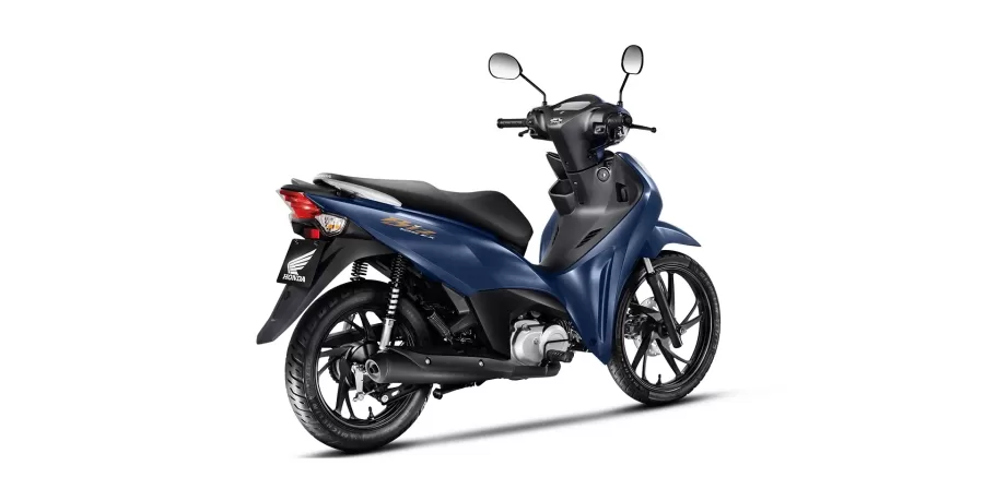 A Biz 125 está disponível em duas versões, EX e ES. Ambas possuem motor flex, o que permite o uso de gasolina ou etanol, oferecendo mais opções ao usuário, além de bom desempenho no dia a dia.