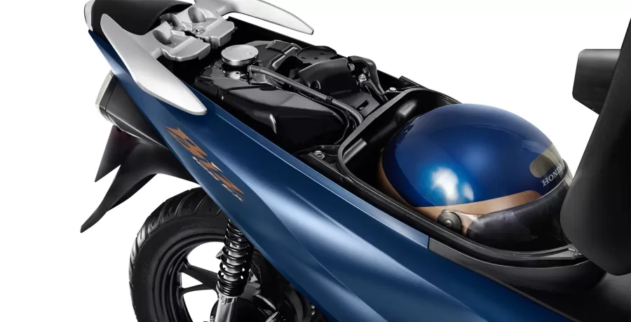 A Honda Biz 125 oferece um espaço interno prático, com um porta-objetos que facilita o transporte de pequenos itens. Esse compartimento é ideal para armazenar objetos do dia a dia com segurança.