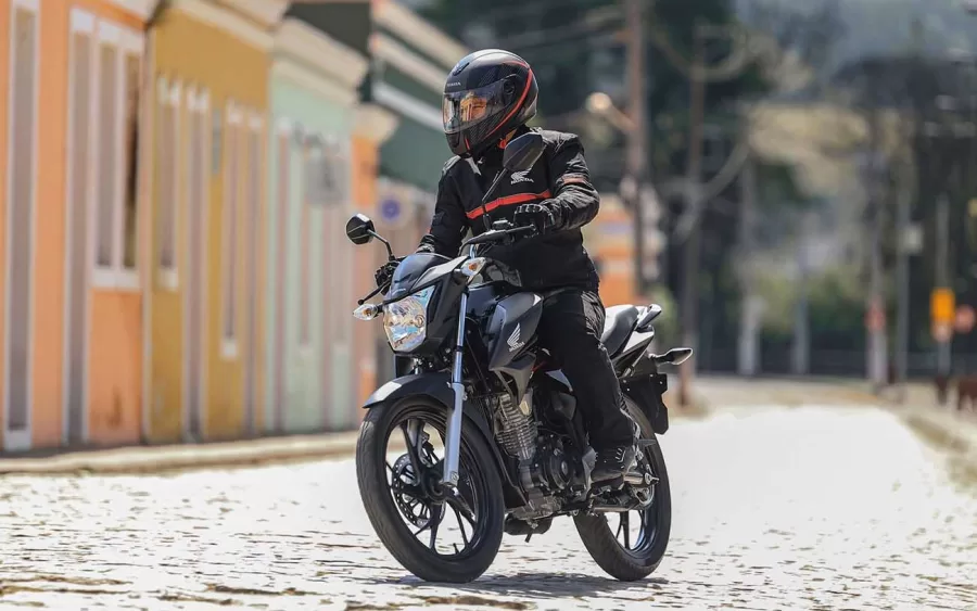 A Honda CG 160 continua a liderar as vendas no Brasil, destacando-se pela eficiência de combustível e confiabilidade. O modelo atrai consumidores que buscam um transporte econômico e prático para o dia a dia.