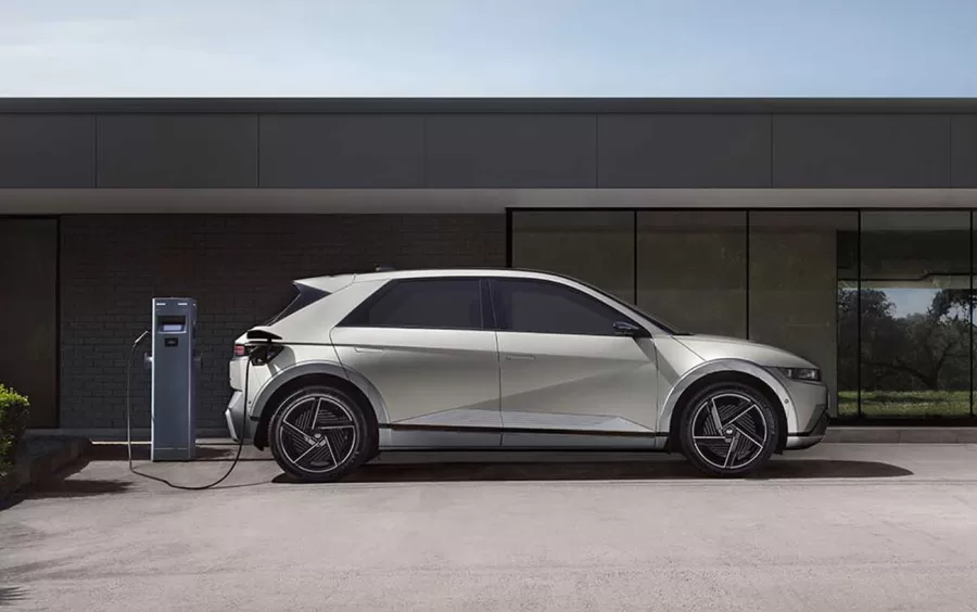 A Hyundai investiu R$ 6 bilhões para modernizar suas operações no Brasil e trazer carros elétricos. O Ioniq 5 faz parte dessa estratégia de eletrificação, que inclui novos modelos para os próximos anos.